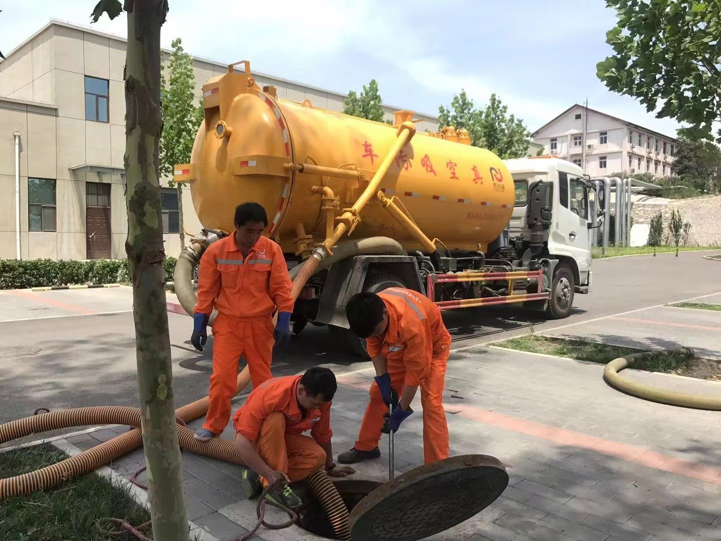 西吉管道疏通车停在窨井附近